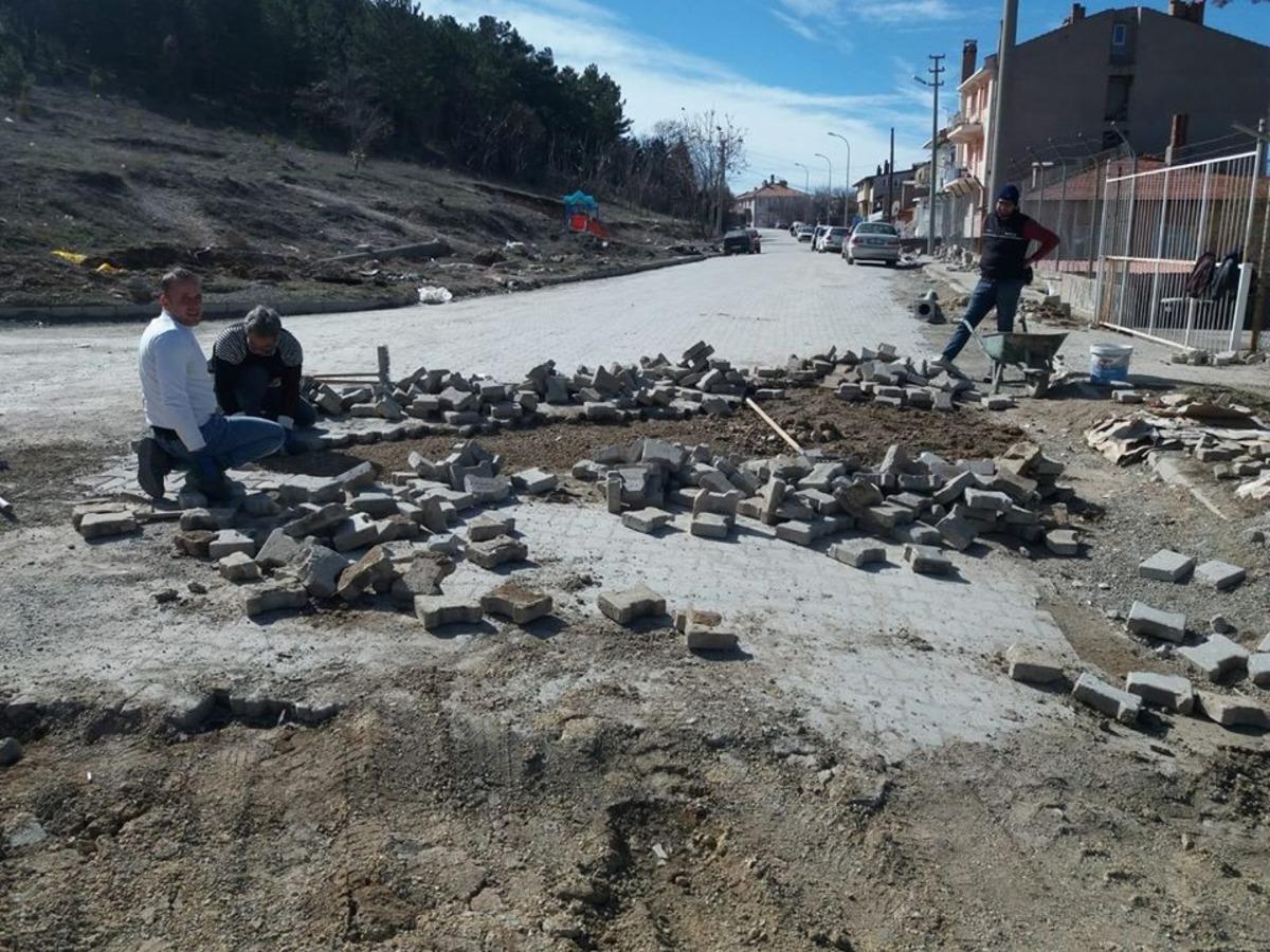 Emet&rsquo;te 3 mahallede kilitli parke d&ouml;şeme &ccedil;alışmaları