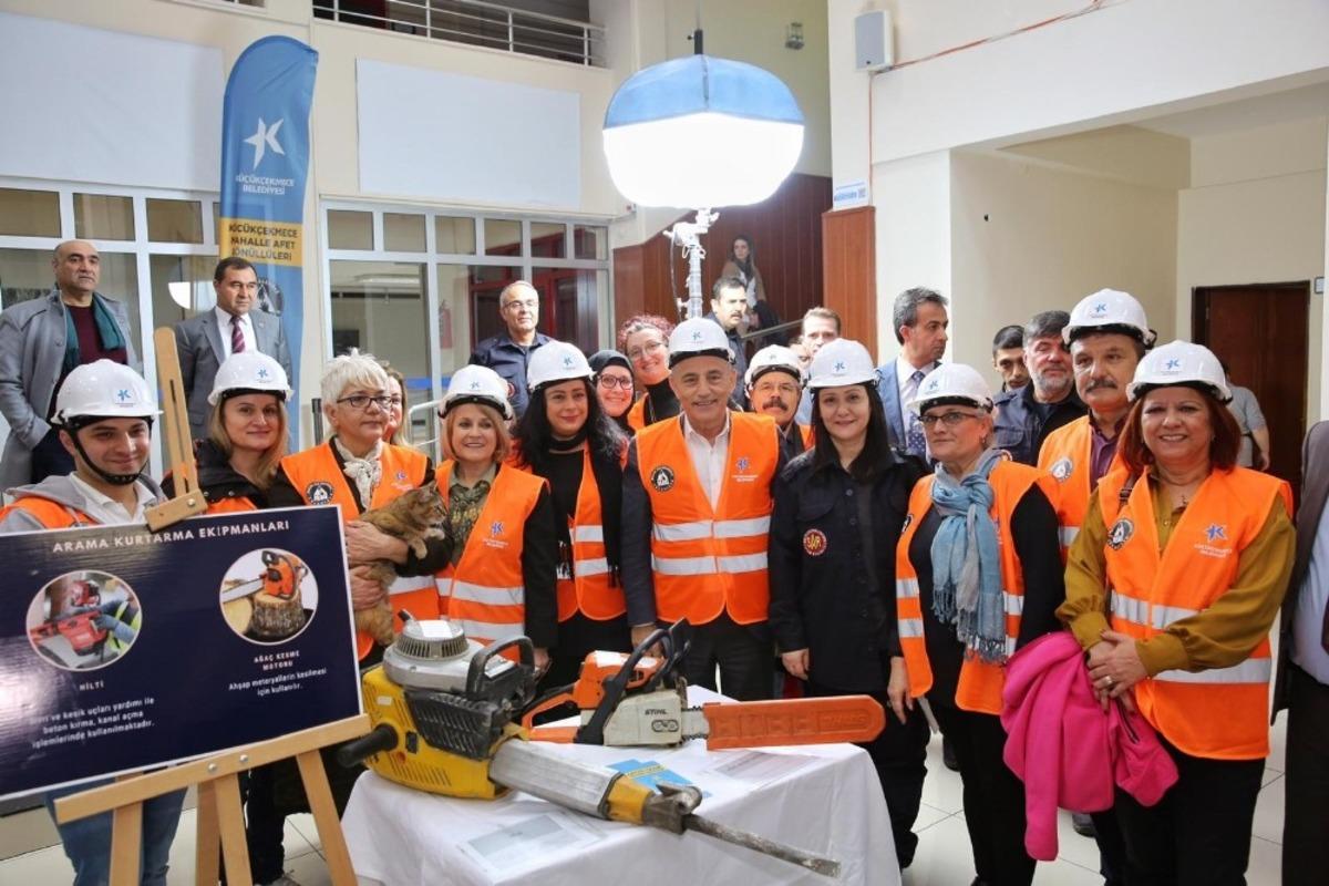 K&uuml;&ccedil;&uuml;k&ccedil;ekmece&rsquo;de mahalle afet g&ouml;n&uuml;ll&uuml;leri sertifikalarını aldı