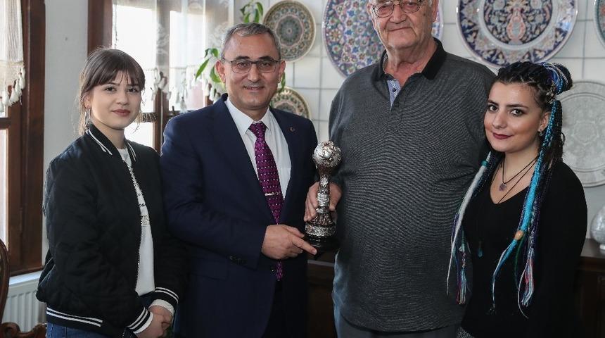 Sanat&ccedil;ı &Uuml;st&uuml;nkaya&rsquo;ya tebrik ziyareti