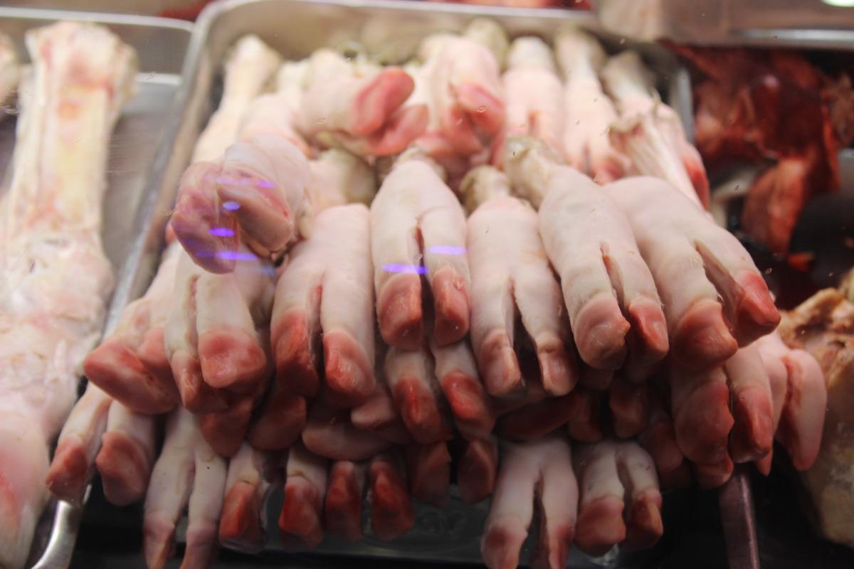 Canan Karatay g&uuml;ndeme taşıdı, vatandaş sakatat&ccedil;ılara akın etti