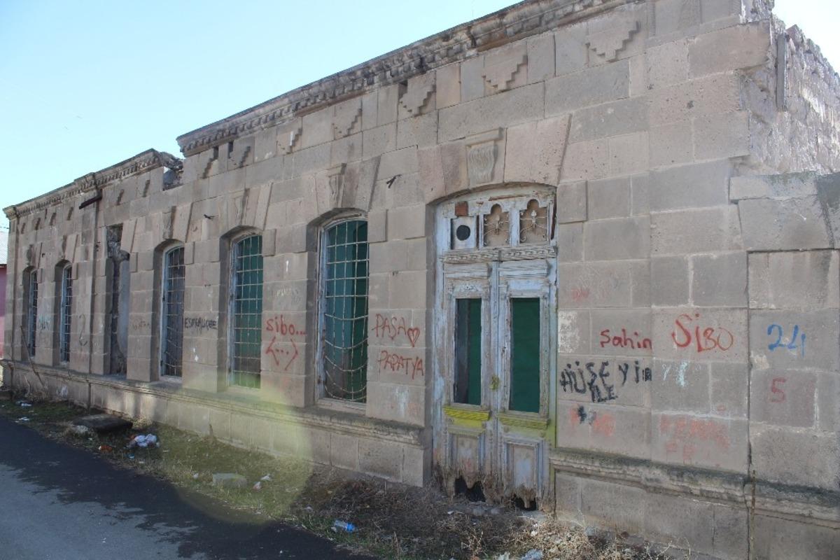 Asırlık ve tarihi evler bir bir yok oluyor