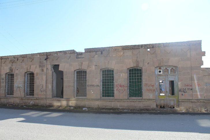 Asırlık ve tarihi evler bir bir yok oluyor G4