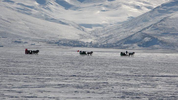Çıldır Gölü misafirlerine rüya gibi bir tatil yaşatıyor! G1
