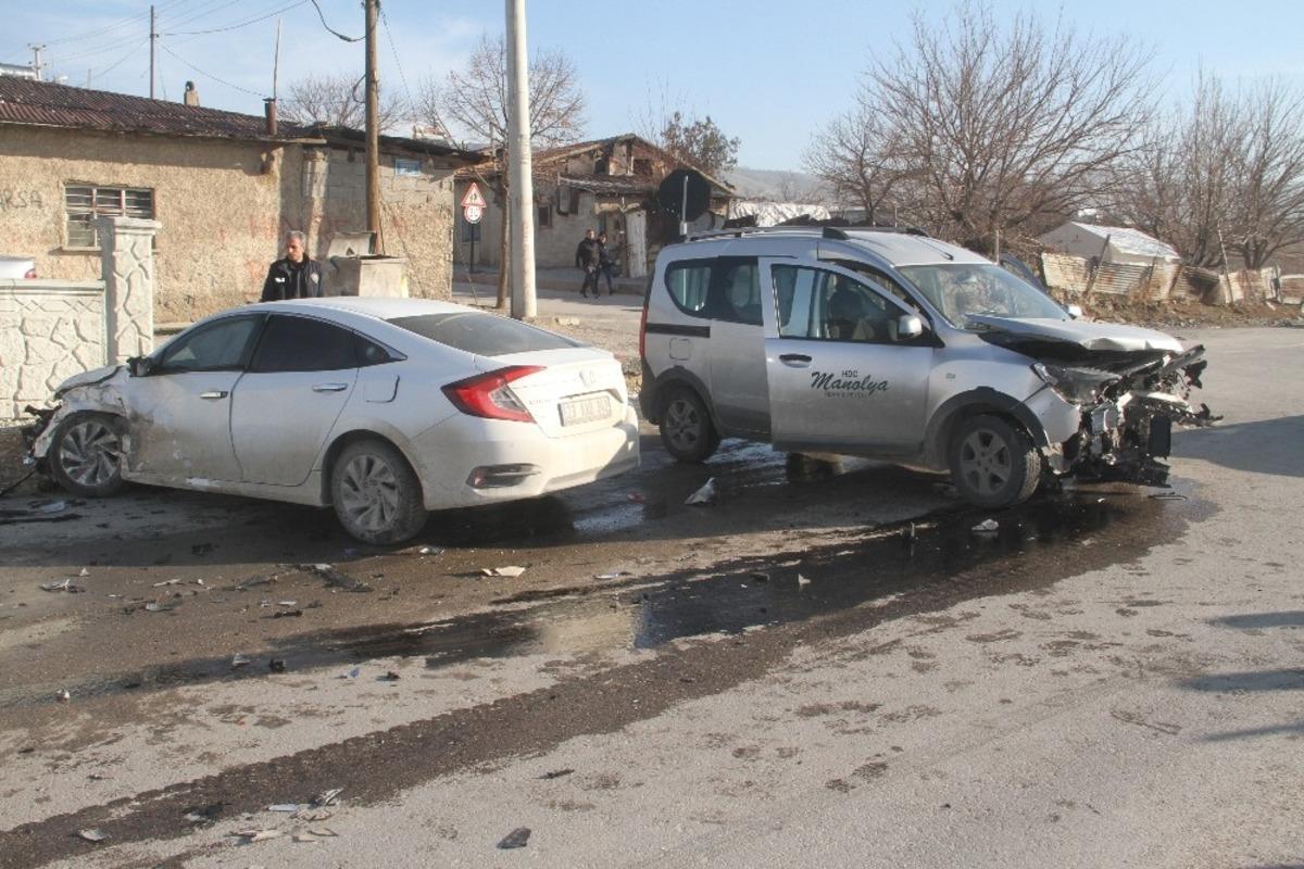 Elazığ&rsquo;da trafik kazası: 3 yaralı