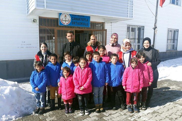 Kızılay’dan ihtiyaç sahibi öğrencilere giyim yardımı G1