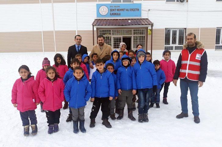 Kızılay’dan ihtiyaç sahibi öğrencilere giyim yardımı G4