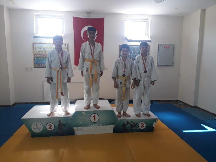 Karacaoğlan Ortaokulu Judo İl Birincisi G4