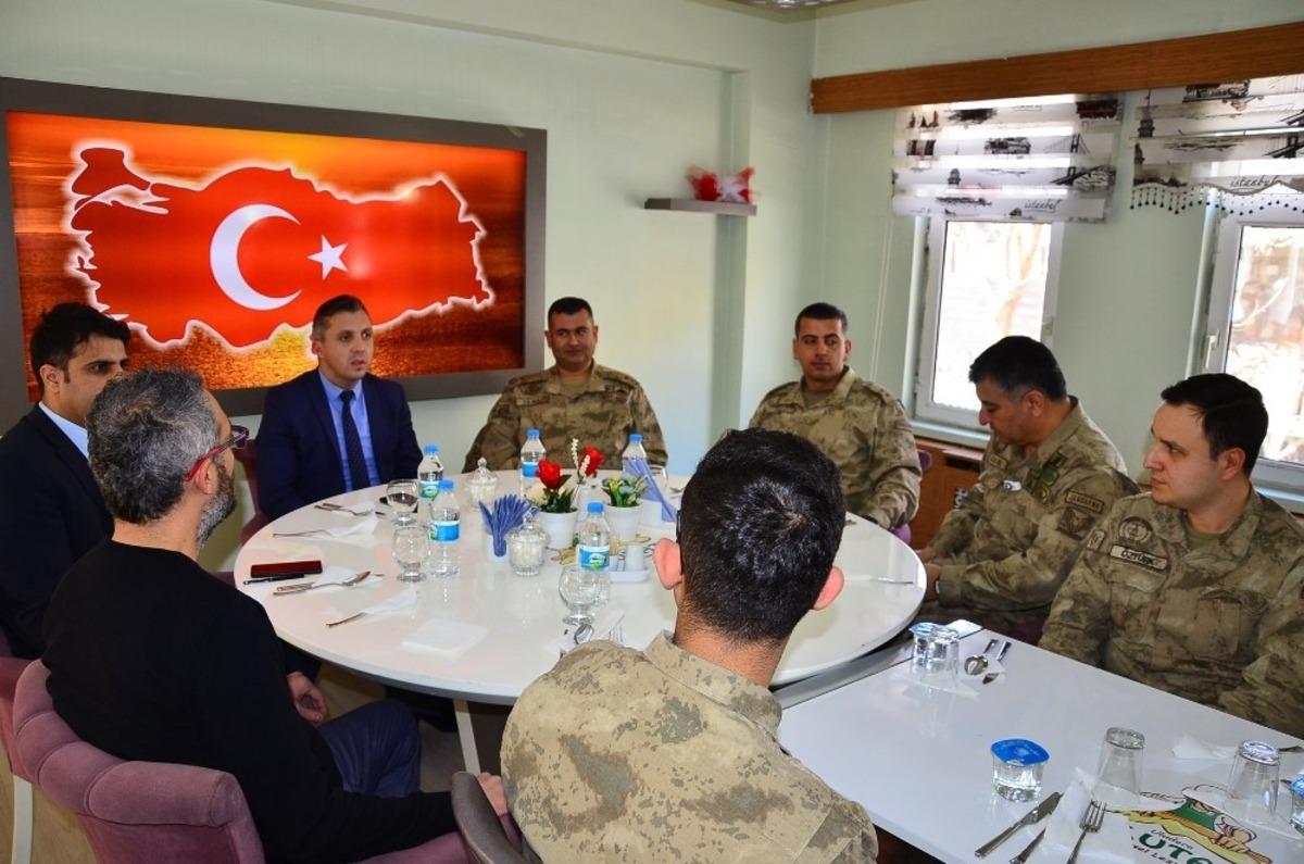 Kaymakam Solmaz&rsquo;dan Mehmet&ccedil;ik onuruna yemek