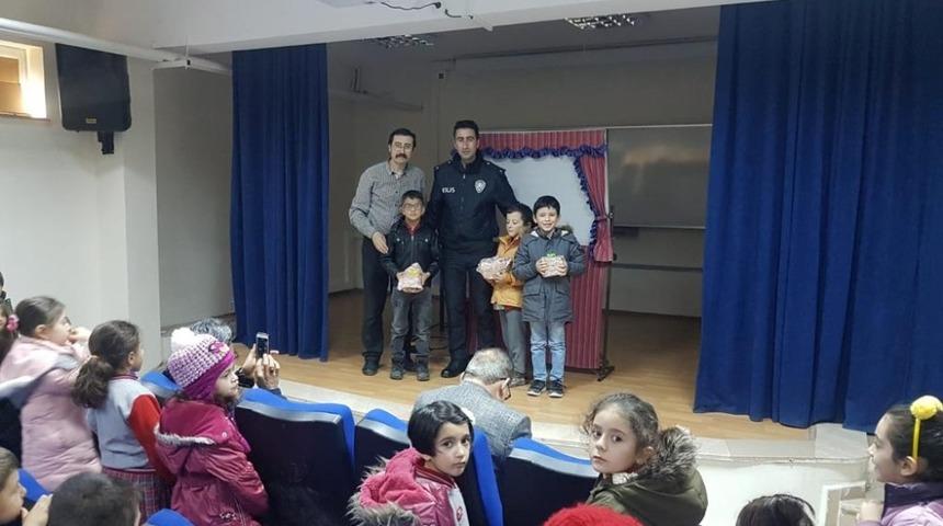 Tokat Polisinden &ccedil;ocuklara Karag&ouml;z hediyesi
