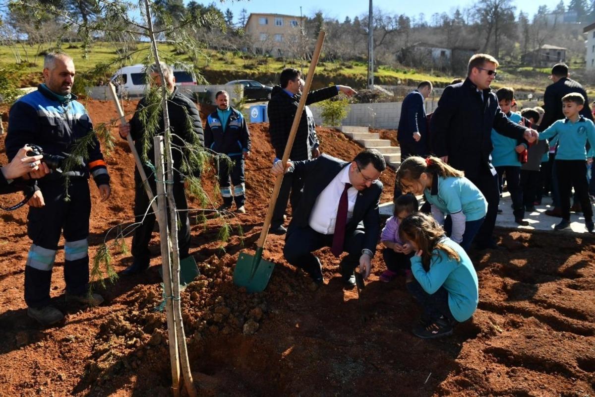 Minik &ouml;ğrencilerin fidan dikim heyecanı