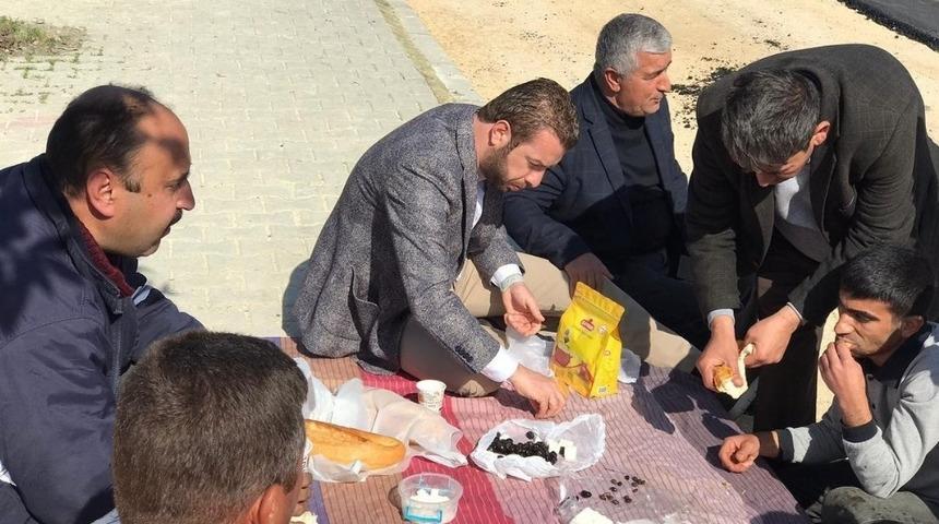 Başkan Aydar kaldırımda iş&ccedil;ilerle kahvaltı yaptı