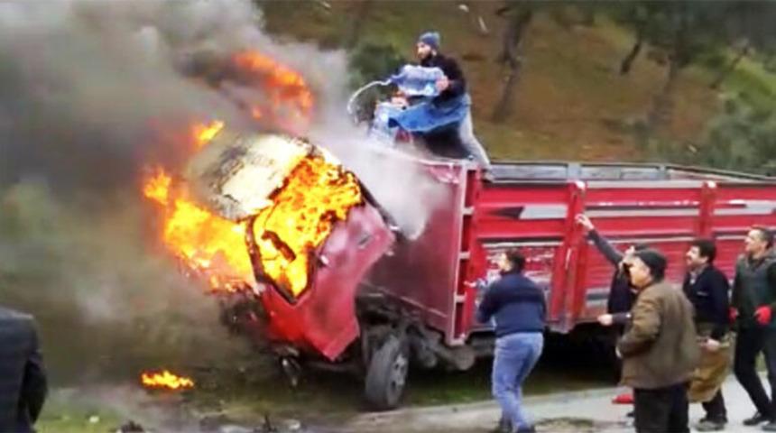 Kamyonetteki yangına damacana ve hortumlu müdahale!