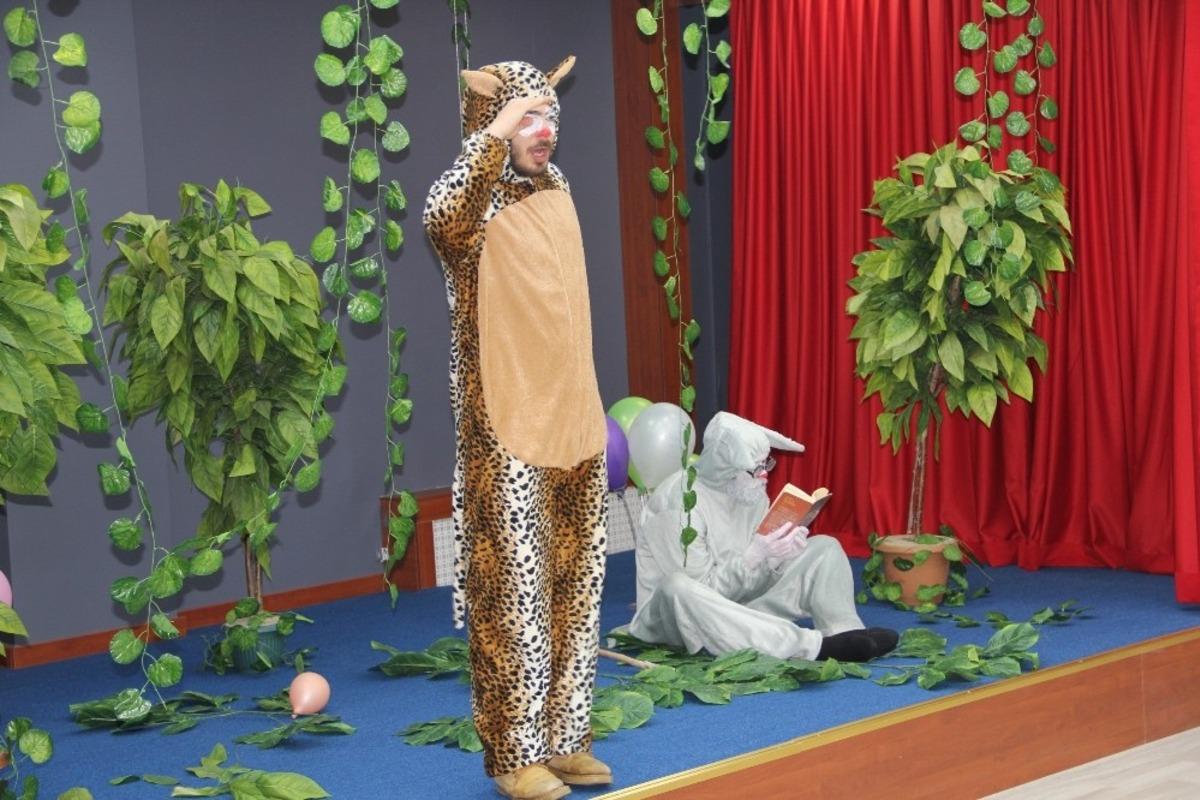 M&uuml;d&uuml;r Tekin, &ouml;ğrencilere tiyatro izletmek amacıyla tiyatro sahnesi hazırlattı