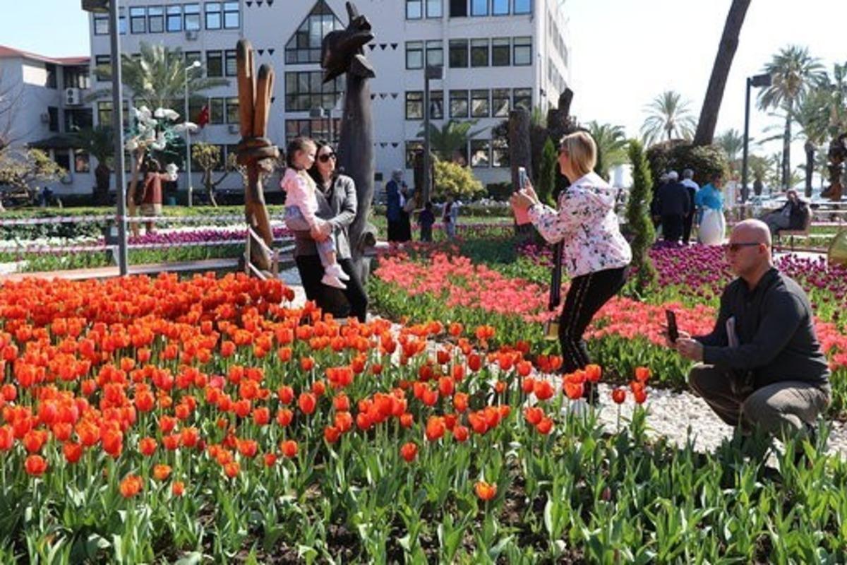 Alanya&rsquo;da yeşil alanlar renklendiriliyor