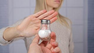 Hipertansiyon belirtileri kendini belli etmiyor ama... Tuz tüketimi hayatınıza mal olabilir!