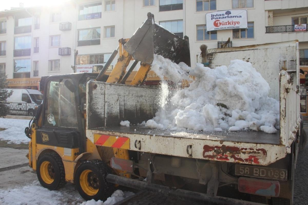 Sivas&rsquo;ta karlı m&uuml;cadele s&uuml;r&uuml;yor