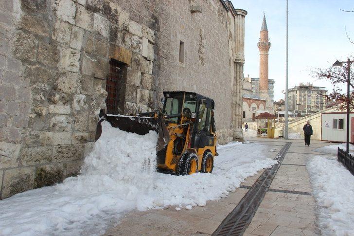 Sivas’ta karlı mücadele sürüyor G4
