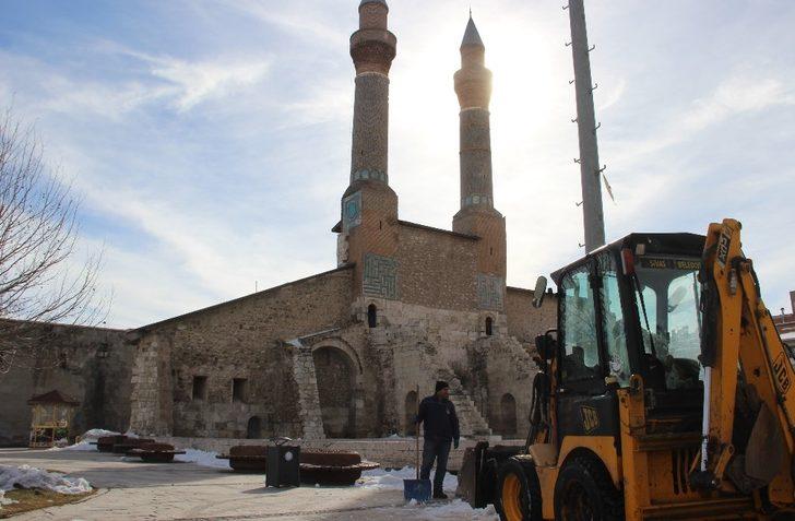 Sivas’ta karlı mücadele sürüyor G5