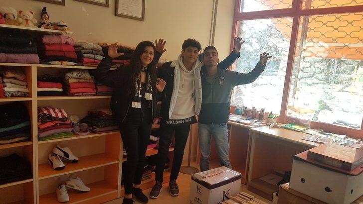 Beşiktaş taraftarlarından öğrencilere kitap bağışı G4