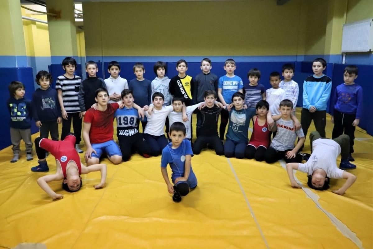 &Uuml;cretsiz Spor Okulları ata sporu g&uuml;reşi sevdiriyor