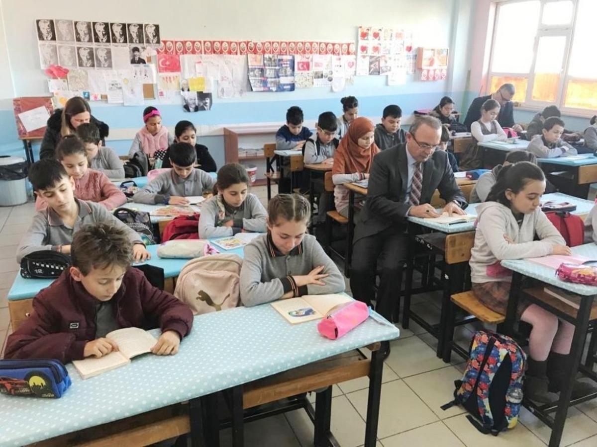 Kaymakam &Ouml;ner, ilkokul &ouml;ğrencileri ile kitap okudu