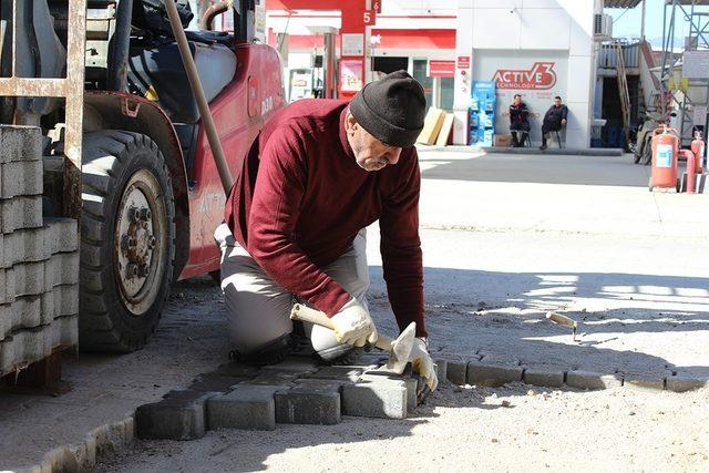 Burhaniye’de yolların tamirine başlandı