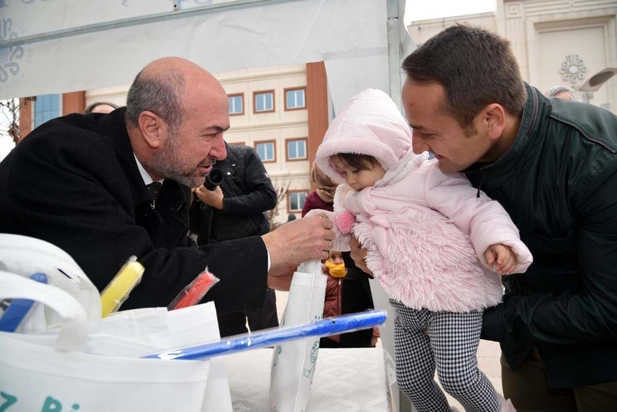 Başkan Pekyatırmacı &ccedil;ocuklara şivlilik dağıttı