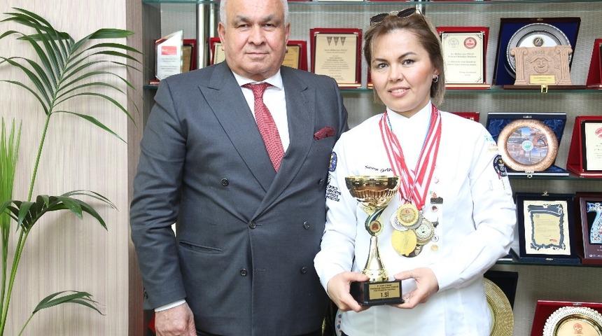 Şampiyon aşçıdan Başkan Tollu’ya ziyaret