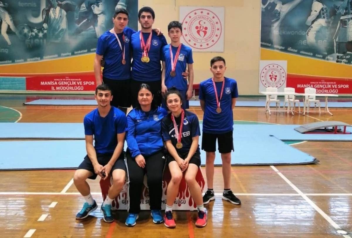 Yunusemreli badmintonculardan b&uuml;y&uuml;k başarı