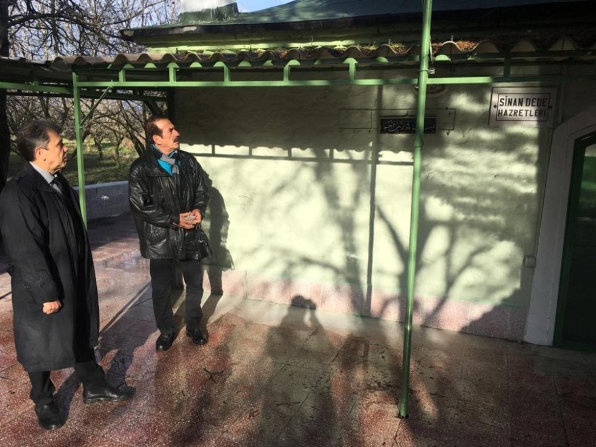 Burhaniye&rsquo;de Sinan Dede t&uuml;rbesine bakım yapıldı