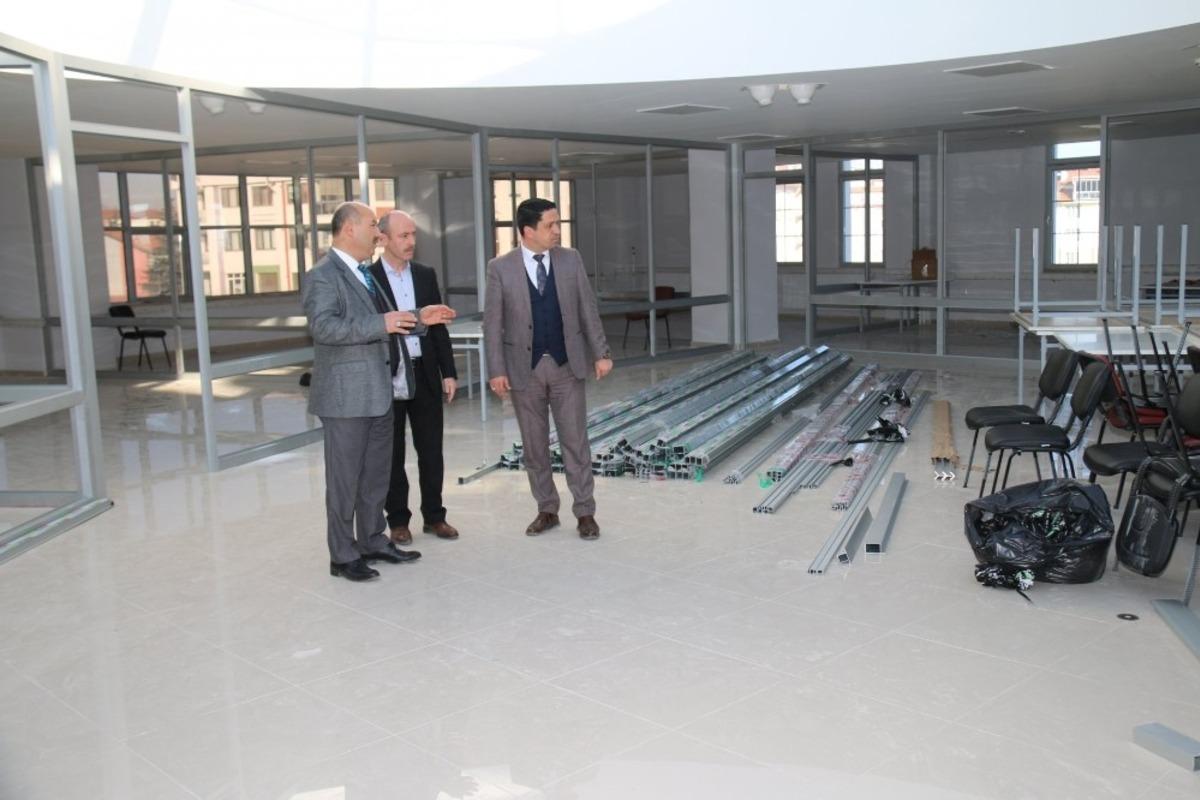 M&uuml;d&uuml;r Başyiğit, "K&uuml;tahya Kendin Yap Merkez At&ouml;lyesi" inşaat alanında incelemelerde bulundu