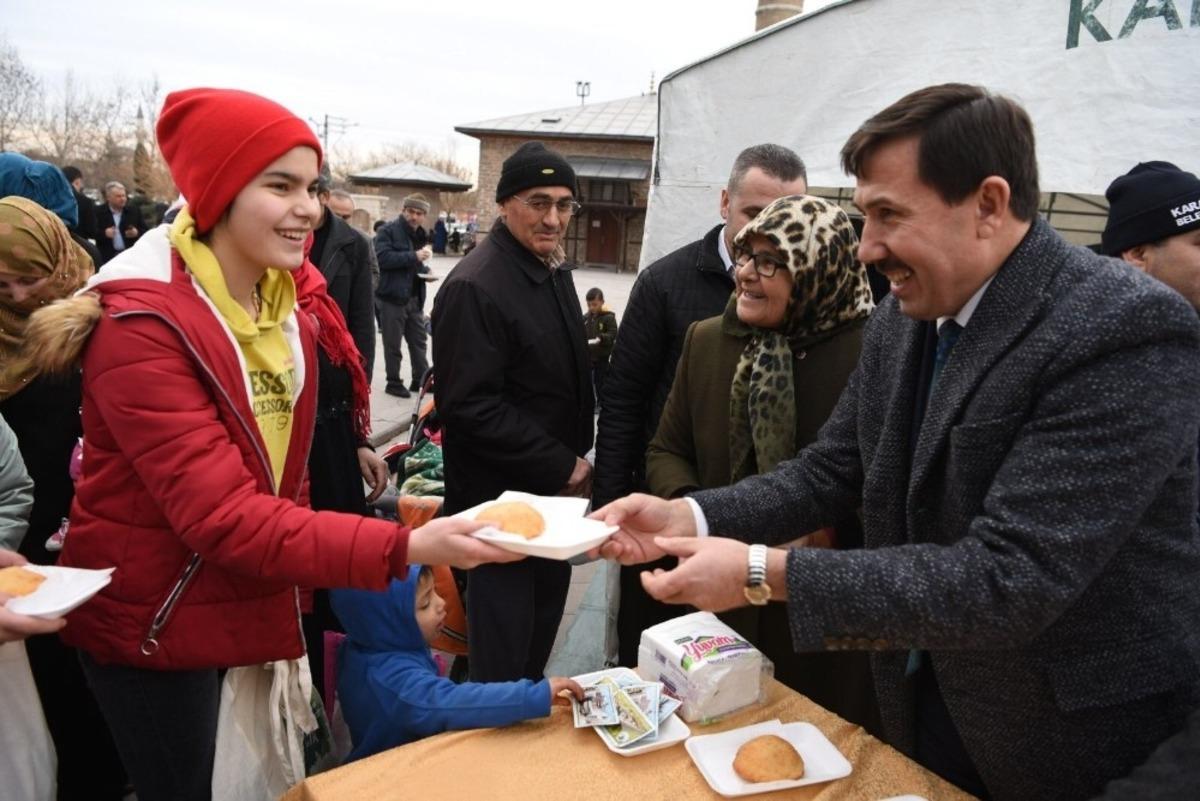 Başkan Kılca vatandaşa pişi, &ccedil;ocuklara şivlilik dağıttı