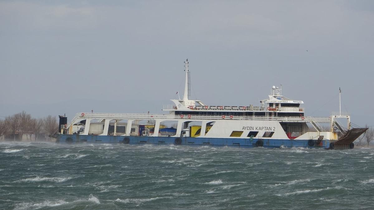 &Ccedil;anakkale'de fırtına! Feribot, karaya oturdu