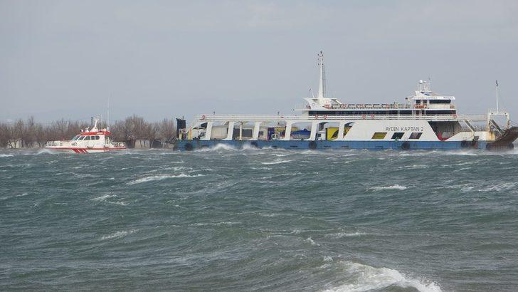 Çanakkale'de fırtına! Feribot, karaya oturdu G3