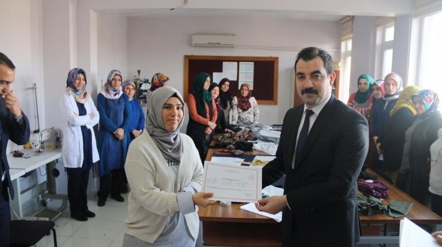 Kadınlara &ouml;zel elbise dikimi eğitimi aldılar