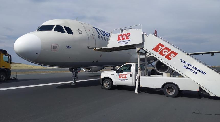 İndikten sonra ön dikmesi çıkan THY uçağı pist ortasında kaldı