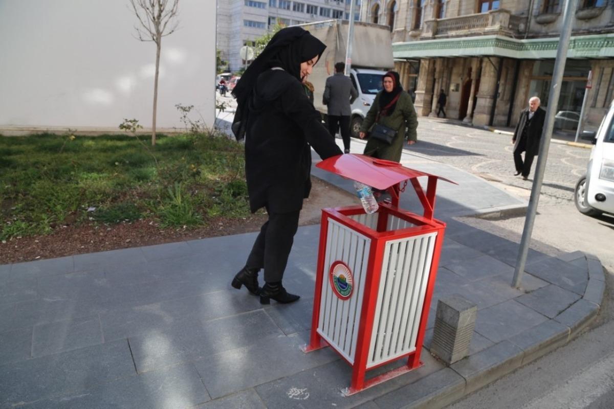 İlkadım&rsquo;dan kırmızı-beyaz &ccedil;&ouml;p kovaları