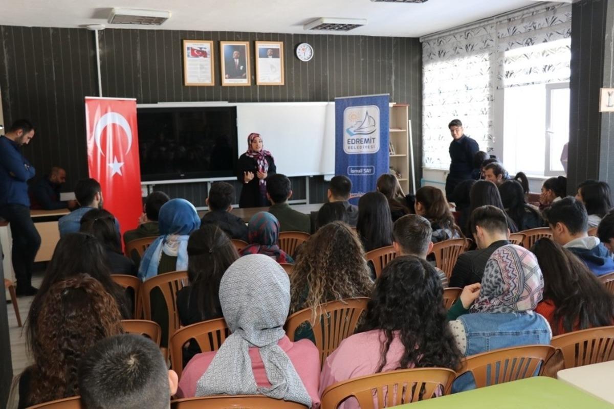 Edremit&rsquo;teki okullarda &lsquo;Kariyer G&uuml;nleri&rsquo; start aldı