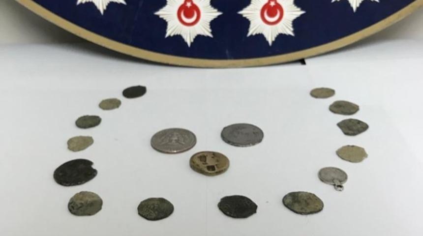 Metal banknot kalıbı ve tarihi sikkeler ele ge&ccedil;irildi