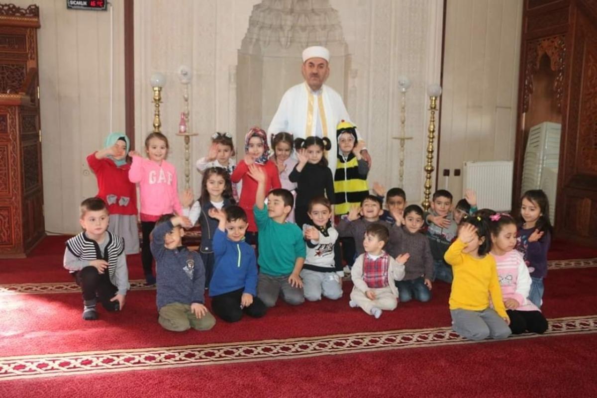 Minik eller duaya a&ccedil;ıldı