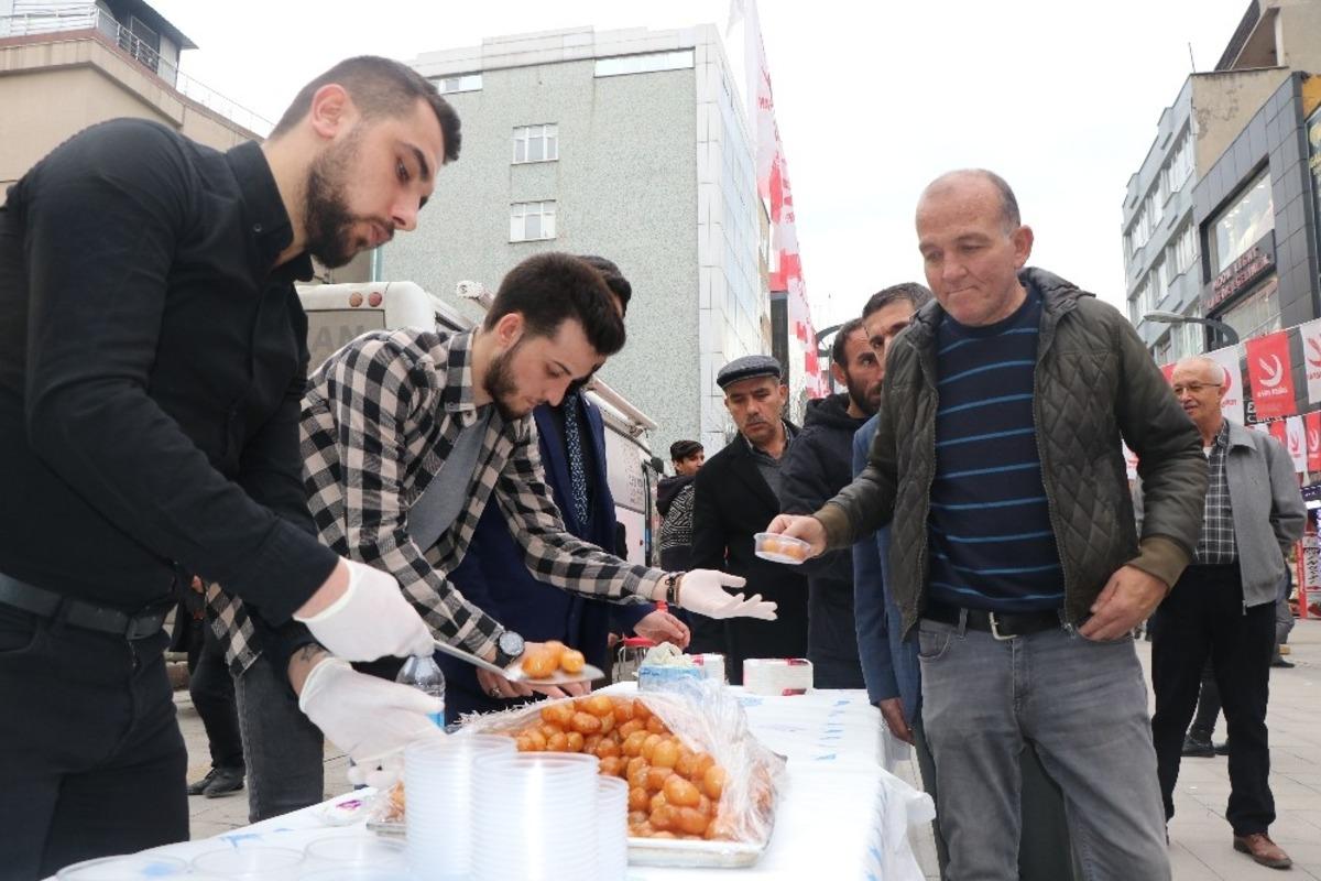 Karab&uuml;k&rsquo;te Necmettin Erbakan&rsquo;ın &ouml;l&uuml;m yılı dolayısıyla lokma dağıtıldı