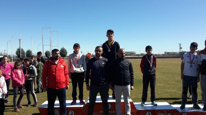 Kulplu &ouml;ğrenci kros yarışmasında birinci oldu