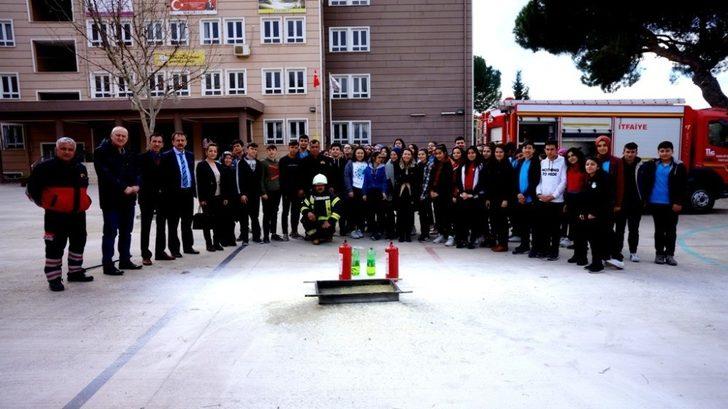 Sarıgöl’de öğrencilere uygulamalı yangın eğitimi G3