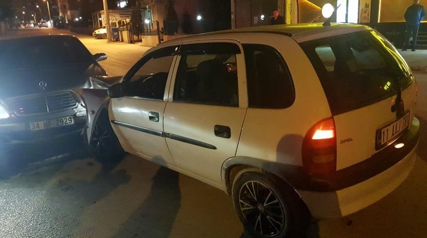 Ehliyetsiz s&uuml;r&uuml;c&uuml; aracıyla kırmızı ışıkta bekleyen otomobile &ccedil;arptı; 1 yaralı