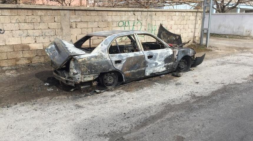 Develi il&ccedil;esinde park halindeki ara&ccedil; kundaklandı