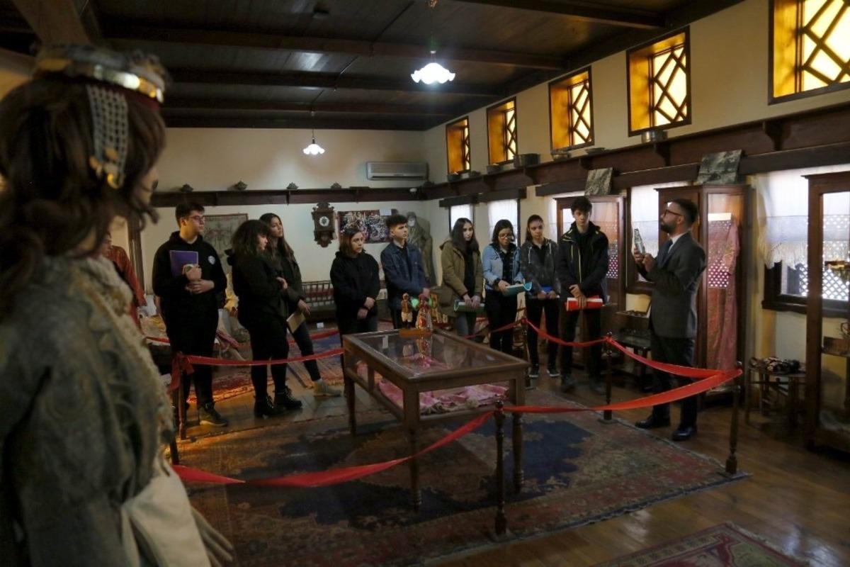 Edremit&rsquo;te m&uuml;ze ge&ccedil;mişe g&ouml;t&uuml;r&uuml;yor