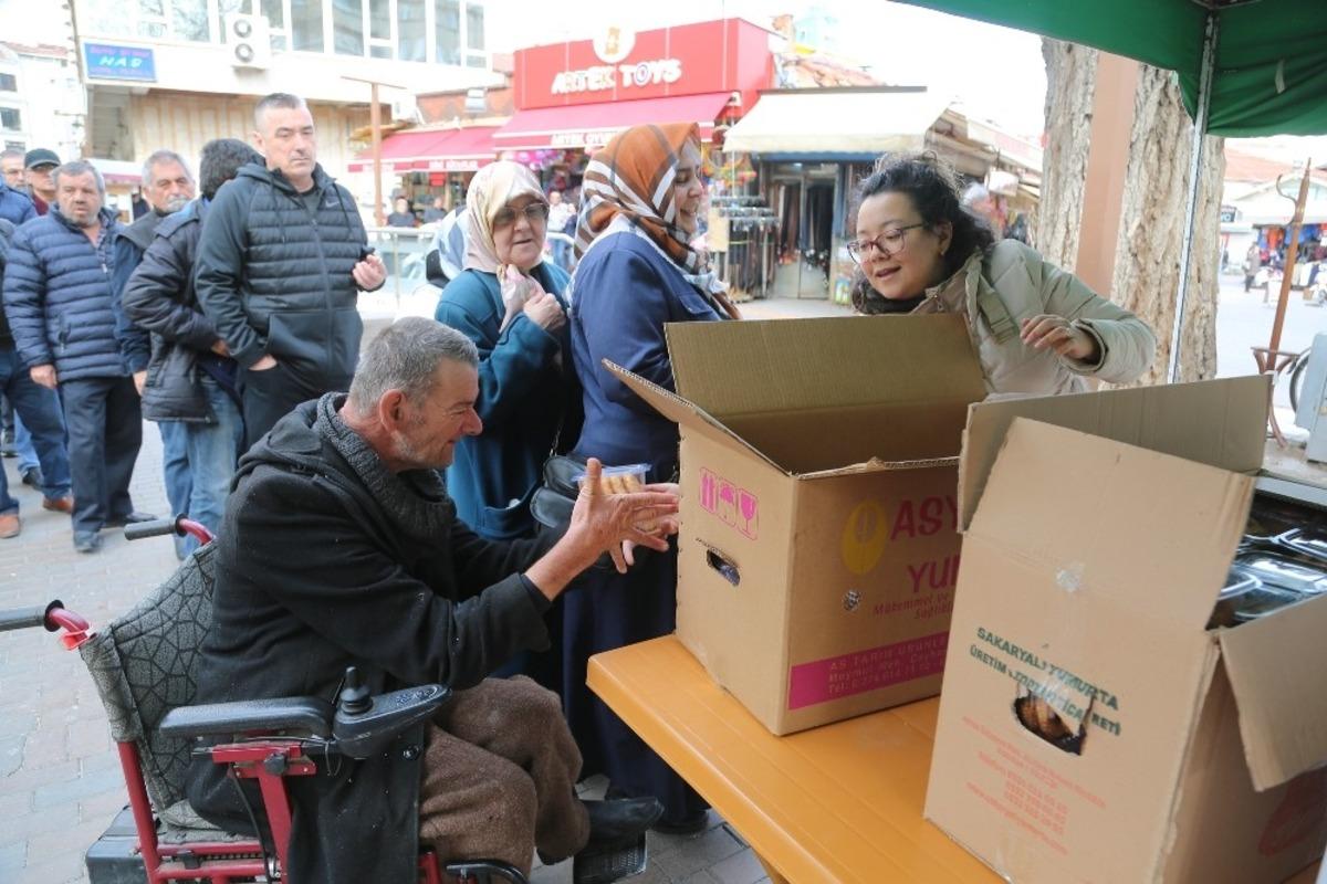 Odunpazarı Belediyesi kandil simidi dağıttı