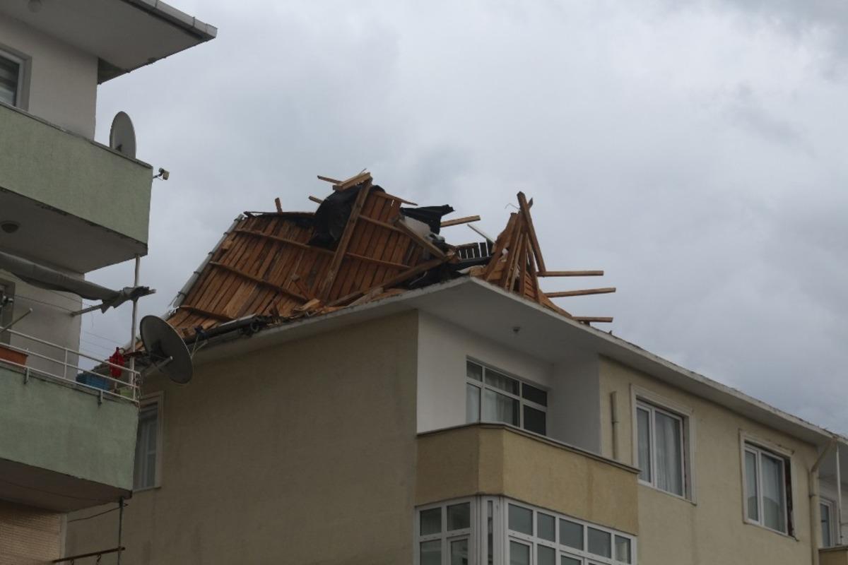 Kuvvetli lodos apartmanın &ccedil;atısını u&ccedil;urdu