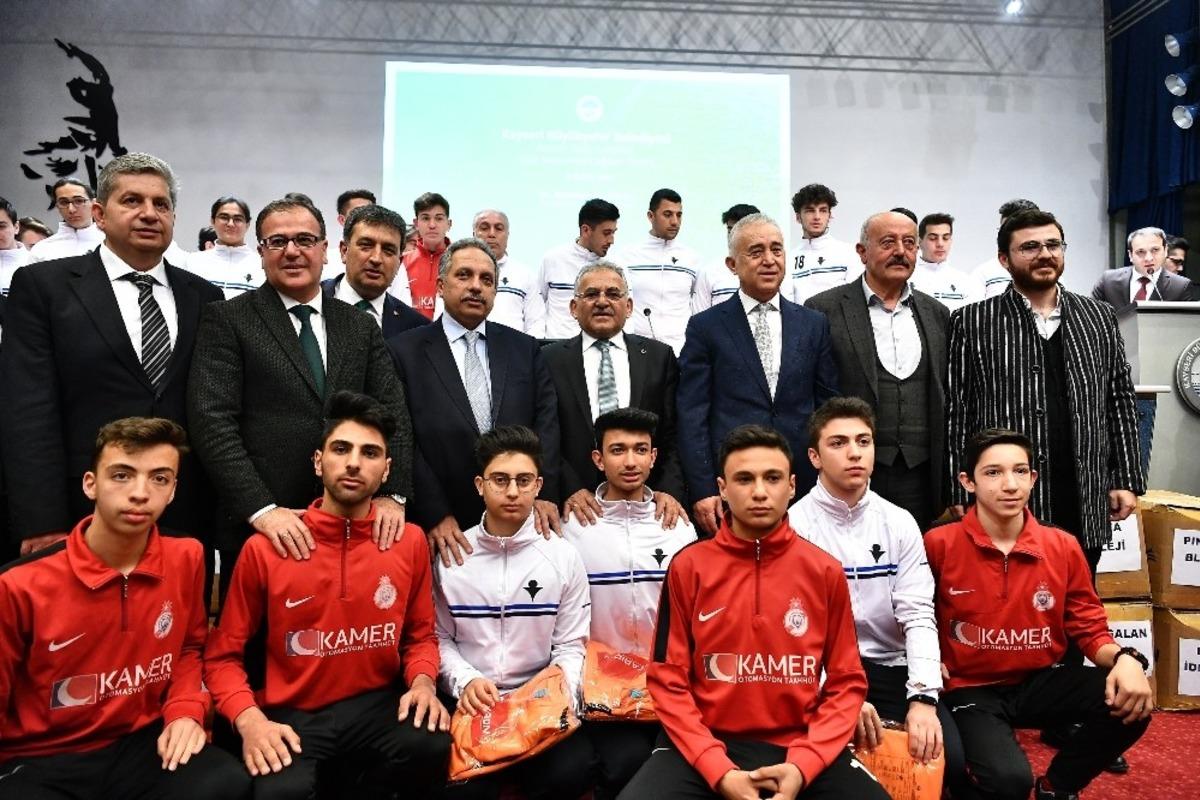 Amat&ouml;r kul&uuml;plere malzeme yardımı yapıldı