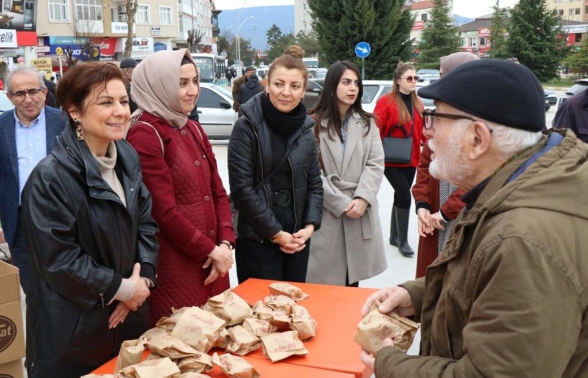 Başkan K&ouml;se, vatandaşlara kandil simidi ikram etti
